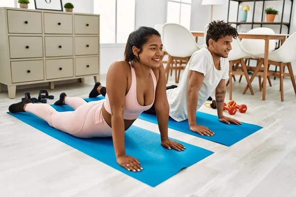 Jeune Couple Latin Souriant Yoga Entraînement Heureux Pose Maison — Photo