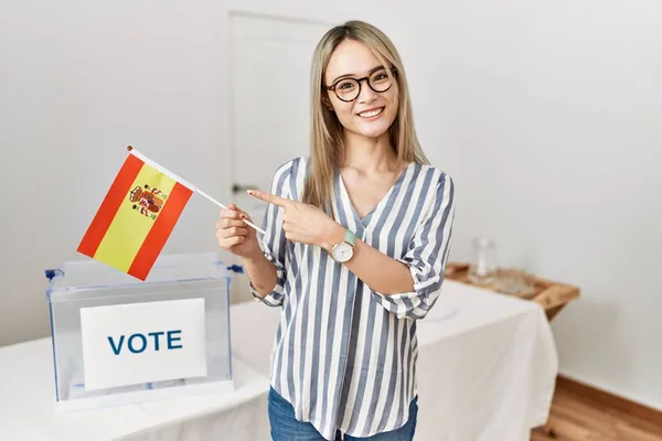 Asiático Jovem Mulher Político Campanha Eleição Segurando Espanha Bandeira Sorrindo — Fotografia de Stock