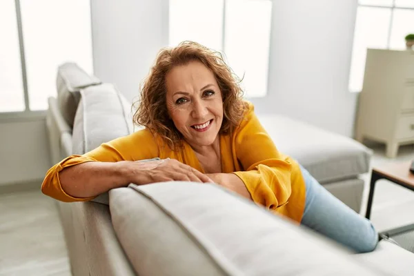 Middle Age Caucasian Woman Smiling Happy Sitting Sofa Home — ストック写真