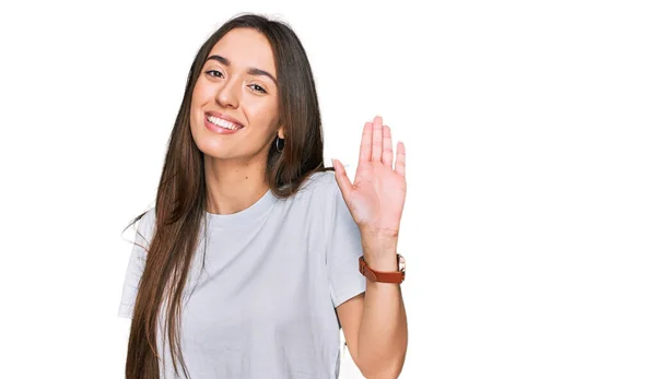 Menina Hispânica Jovem Vestindo Casual Shirt Branca Renúncia Dizendo Olá — Fotografia de Stock