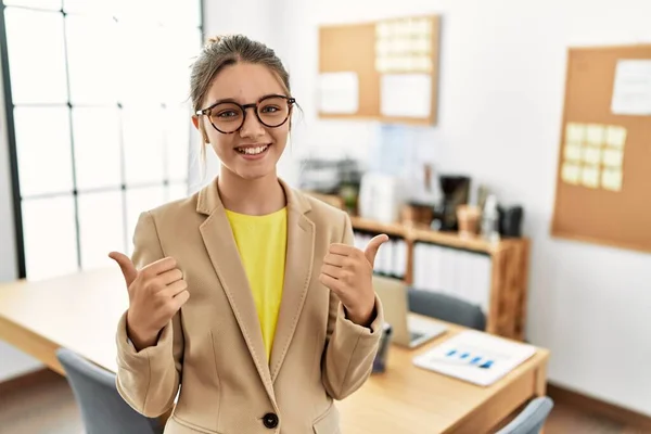 Jonge Brunette Tiener Dragen Zakelijke Stijl Kantoor Succes Teken Doen — Stockfoto