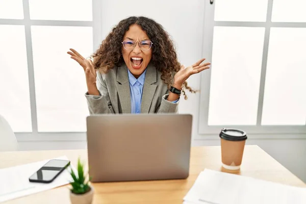 Hermosa Mujer Negocios Hispana Sentada Escritorio Oficina Trabajando Con Ordenador —  Fotos de Stock