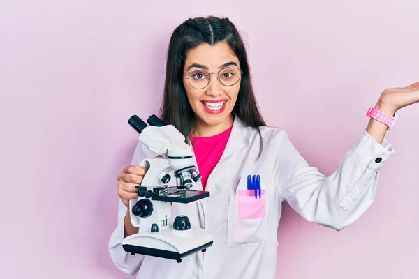 Genç Spanyol Kız Elinde Mikroskop Tutarak Zaferi Kutluyor Mutlu Bir — Stok fotoğraf