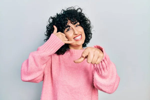 Junge Frau Aus Dem Mittleren Osten Lässiger Kleidung Lächelt Während — Stockfoto