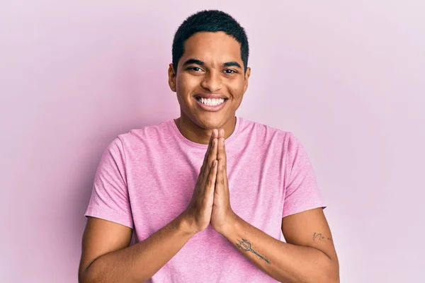 Junger Schöner Hispanischer Mann Lässigem Rosafarbenem Shirt Der Mit Den — Stockfoto