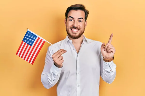 Snygg Kaukasisk Man Med Skägg Håller Usa Flagga Ler Glad — Stockfoto
