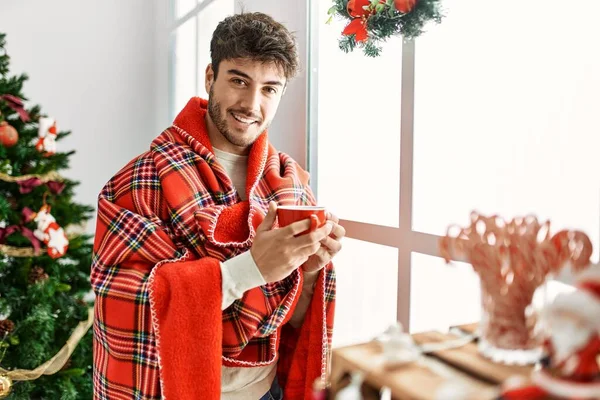 Ung Latinamerikansk Man Ler Glad Dricka Kaffe Hemma — Stockfoto