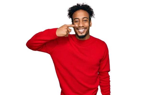 Junger Afrikanisch Amerikanischer Mann Mit Bart Lässigem Winterpullover Der Mit — Stockfoto