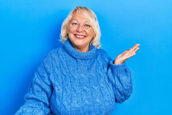 Blonde Frau Mittleren Alters Lässiger Kleidung Fröhlich Lächelnd Mit Offenen — Stockfoto