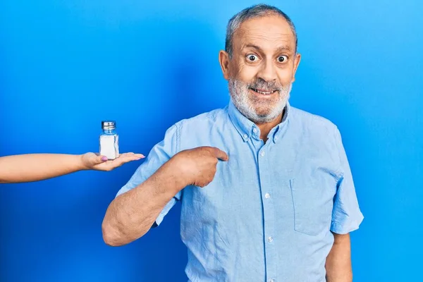 Bonito Homem Sênior Com Barba Sendo Oferecendo Sal Apontando Dedo — Fotografia de Stock