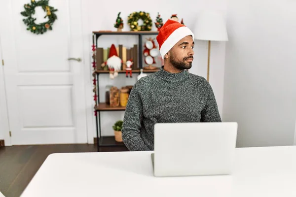 수염을 기르고 크리스마스 모자를 랩탑을 이용해 프로필에 자신있는 미소를 스페인 — 스톡 사진