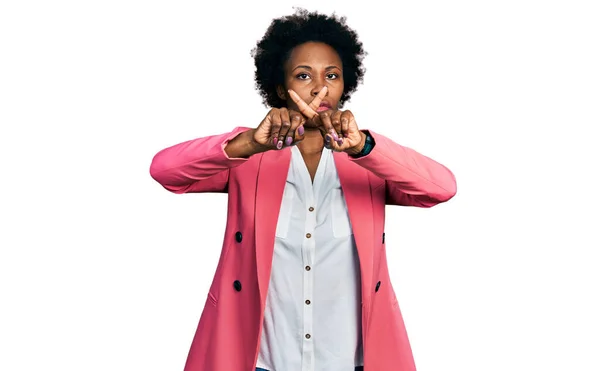 非洲裔美国妇女 头戴商务夹克 拒绝表达 用手指做阴性手势 — 图库照片