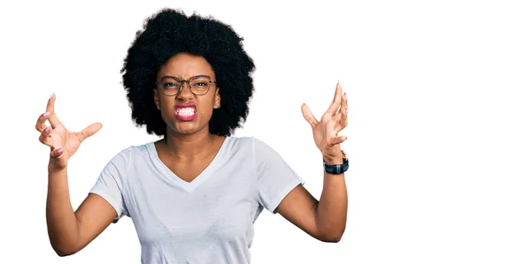 怒りに苛立ち怒りに苛まれ手を絞殺しようとする若いアフリカ系アメリカ人女性 — ストック写真