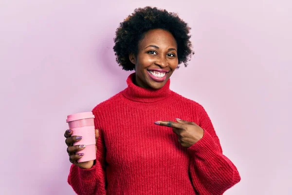 Jong Afrikaans Amerikaans Vrouw Drinken Van Een Kopje Koffie Glimlachen — Stockfoto