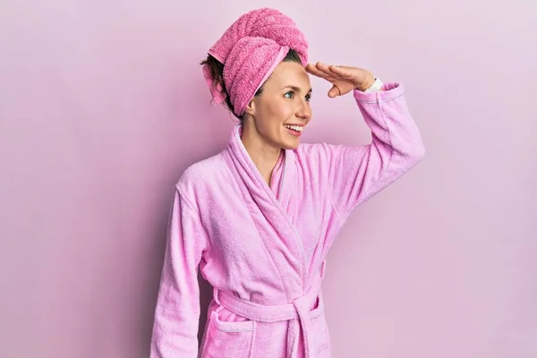 샤워기 모자를 목욕하는 금발의 여성은 바라보며 웃으며 행복해 — 스톡 사진