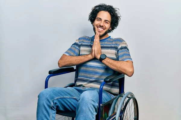 Tekerlekli Sandalyede Oturan Yakışıklı Adam Ellerinin Birarada Dua Ederek Diliyor — Stok fotoğraf