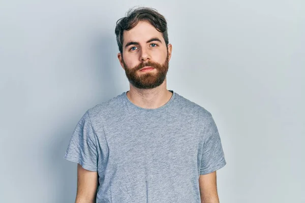 Hombre Caucásico Con Barba Con Camiseta Gris Casual Relajado Con — Foto de Stock