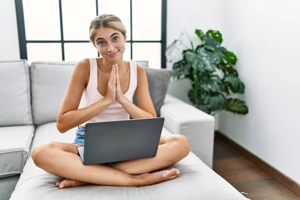 Genç Sarışın Kadın Evinde Dizüstü Bilgisayar Kullanıyor Kanepeye Oturup Ele — Stok fotoğraf
