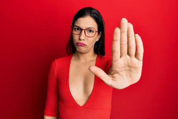 Mujer Latina Joven Usando Ropa Casual Gafas Haciendo Dejar Cantar —  Fotos de Stock