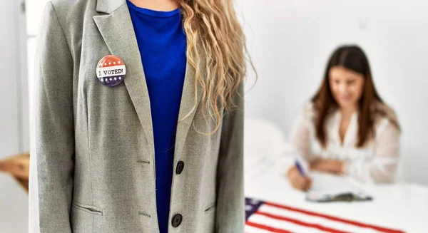 Jonge Amerikaanse Kiezer Vrouw Het Bezit Stemde Badge Staat Electorale — Stockfoto