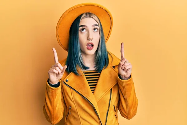 Jovem Menina Moderna Vestindo Chapéu Amarelo Jaqueta Couro Espantado Surpreso — Fotografia de Stock