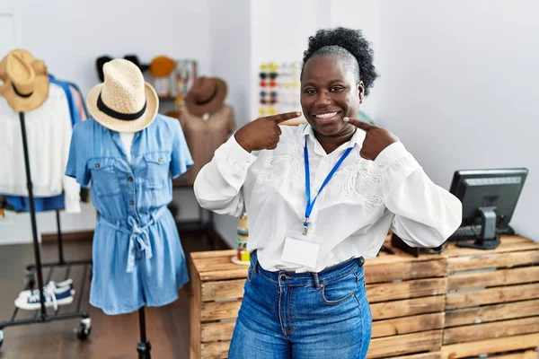 Junge Afrikanerin Die Als Managerin Einer Boutique Arbeitet Lächelt Fröhlich — Stockfoto