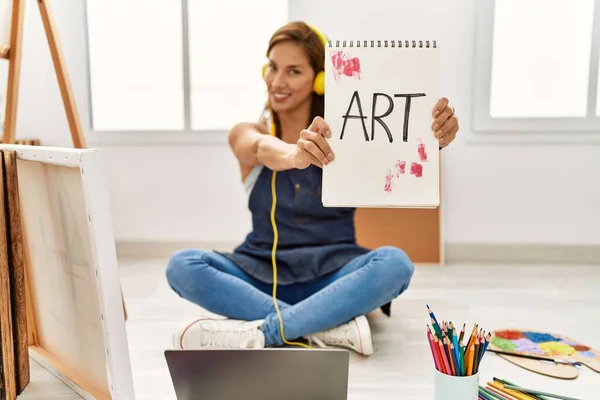 Joven Artista Hispana Sonriendo Feliz Dibujo Estudio Arte — Foto de Stock