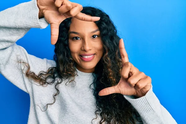 Jonge Latijnse Vrouw Draagt Casual Kleding Glimlachende Maken Frame Met — Stockfoto