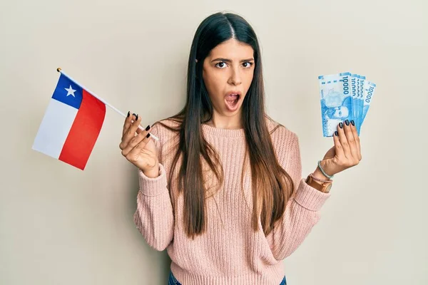 Joven Mujer Hispana Con Bandera Chile Billetes Chilenos Shock Escéptica —  Fotos de Stock