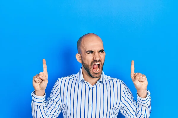 Jovem Careca Apontando Para Cima Com Dedos Irritado Louco Gritando — Fotografia de Stock