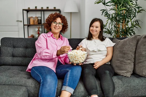 Dojrzałe Matka Dół Syndrom Córka Domu Jedzenie Popcorn Oglądanie Telewizji — Zdjęcie stockowe