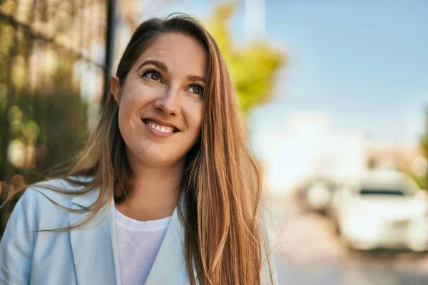 Jovem Loira Empresária Sorrindo Feliz Cidade — Fotografia de Stock