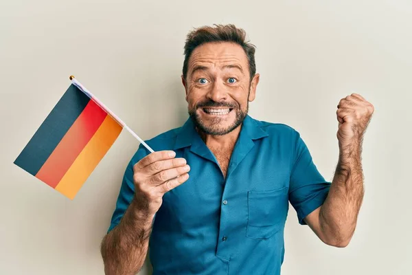 Muž Středního Věku Drží Německou Vlajku Křičí Hrdě Slaví Vítězství — Stock fotografie