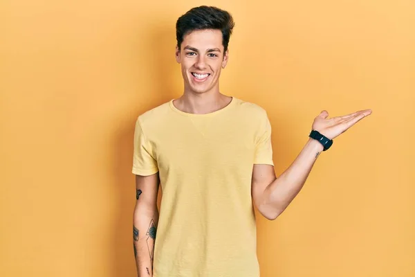 Young Hispanic Man Wearing Casual Yellow Shirt Smiling Cheerful Presenting — Stock Photo, Image