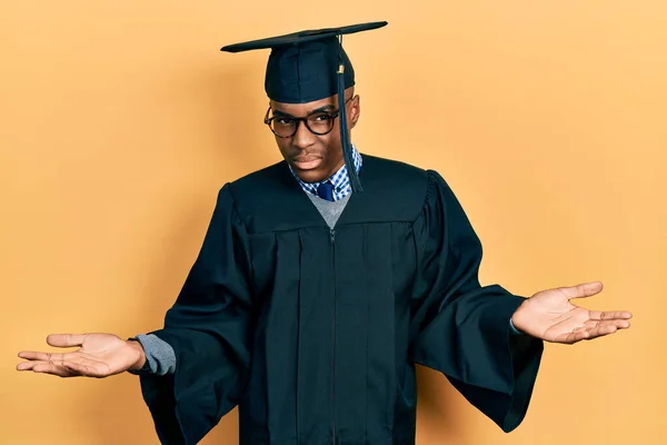 Νεαρός Αφροαμερικάνος Καπέλο Αποφοίτησης Και Ρόμπα Τελετής Ανίδεος Και Μπερδεμένος — Φωτογραφία Αρχείου