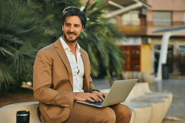 Jovem Empresário Hispânico Sorrindo Feliz Trabalhando Usando Laptop Parque — Fotografia de Stock