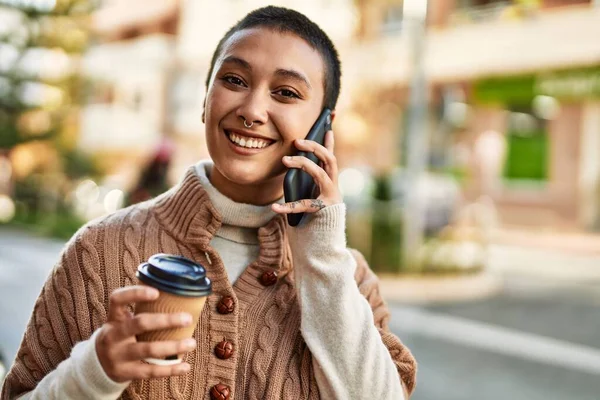 Giovane Donna Ispanica Con Capelli Corti Sorridente Felice Bere Una — Foto Stock