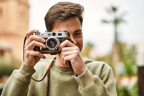 Ung Latinamerikansk Turist Man Ler Glad Med Hjälp Vintage Kamera — Stockfoto