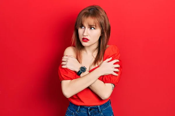 Jeune Femme Rousse Portant Shirt Rouge Décontracté Qui Tremble Gèle — Photo