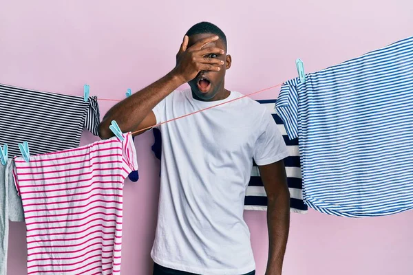 Jeune Homme Afro Américain Laver Les Vêtements Corde Linge Regardant — Photo