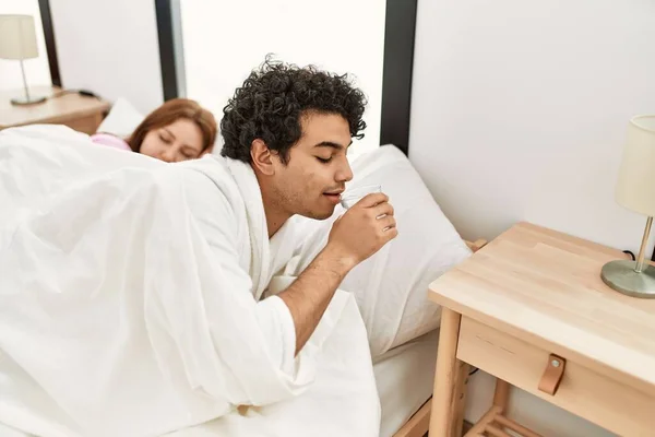 Casal Jovem Dormindo Cama Quarto Homem Bebendo Copo Água — Fotografia de Stock