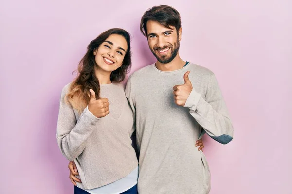 Jovem Casal Hispânico Vestindo Roupas Casuais Fazendo Polegares Felizes Gesto — Fotografia de Stock