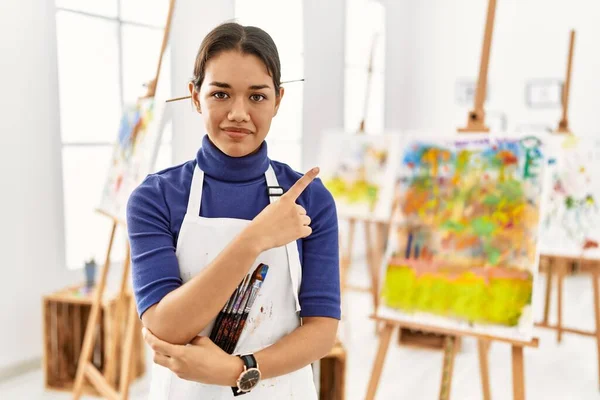 Jeune Femme Brune Studio Art Pointant Doigt Vers Côté Montrant — Photo