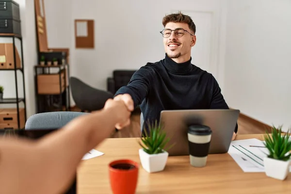 Dos Trabajadores Negocios Sonriendo Felices Estrechando Las Manos Oficina —  Fotos de Stock