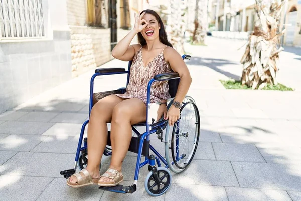 Jovem Morena Sentada Cadeira Rodas Livre Sorrindo Feliz Fazendo Sinal — Fotografia de Stock