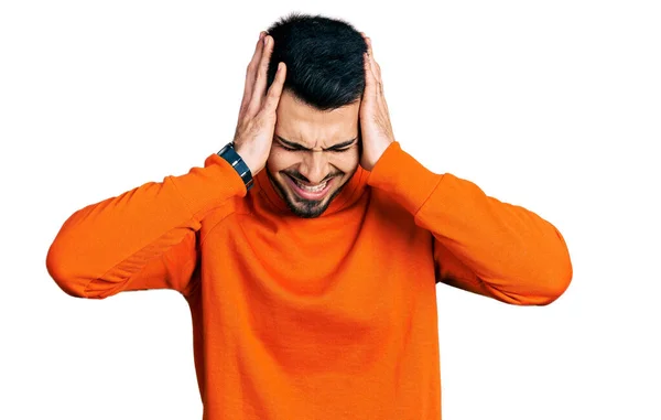 Jonge Spaanse Man Met Baard Draagt Casual Oranje Trui Die — Stockfoto