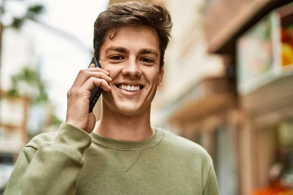 Mladý Hispánec Šťastně Usmívá Mluví Telefonu Městě — Stock fotografie