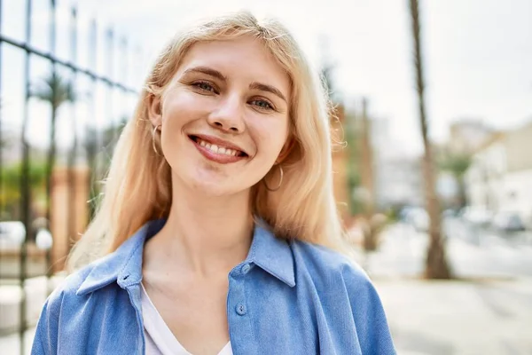 Mooie Blonde Jonge Vrouw Glimlachen Gelukkig Buiten Een Zonnige Dag — Stockfoto