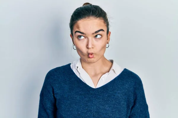 Menina Caucasiana Jovem Vestindo Roupas Casuais Fazendo Cara Peixe Com — Fotografia de Stock