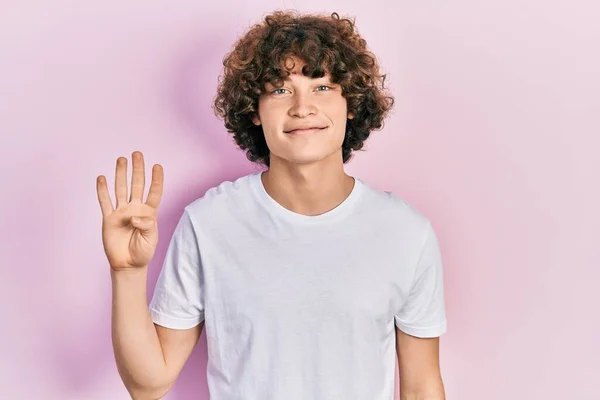 Hezký Mladý Muž Sobě Ležérní Bílé Tričko Ukazuje Ukazuje Prsty — Stock fotografie